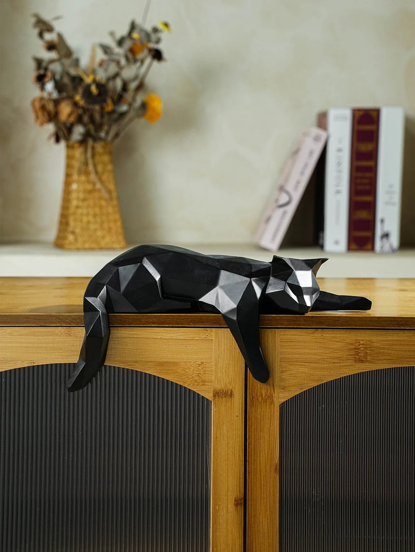 Geometric Black & White Cat Statue – Modern Resin Animal Sculpture for Home & Office Decor